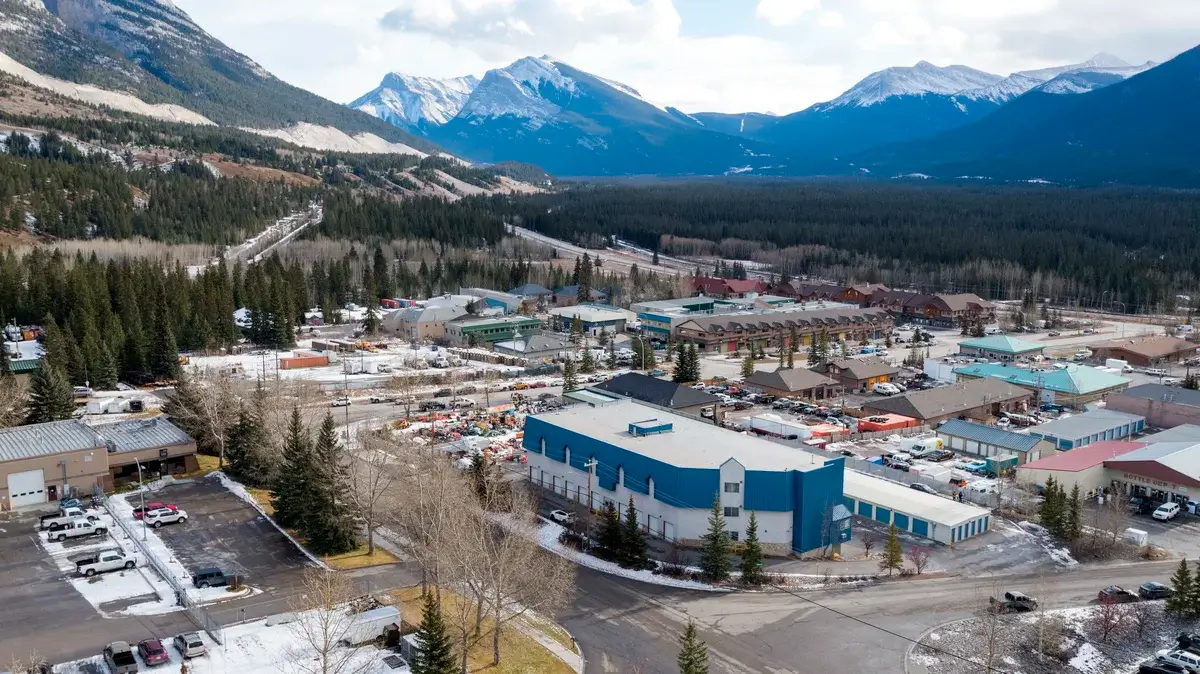 entreposage vue aérienne canmore