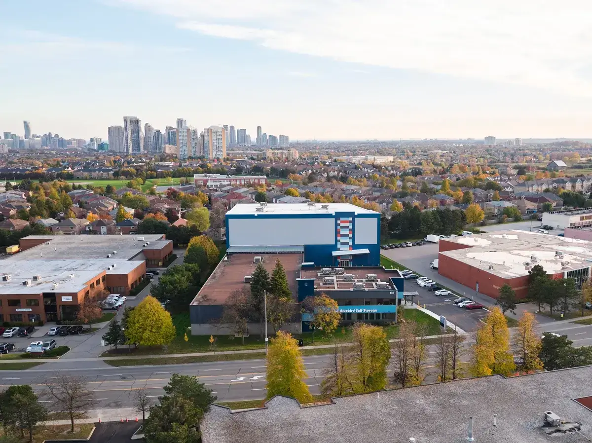 entreposage bâtiment autonome vue sur la ville mississauga