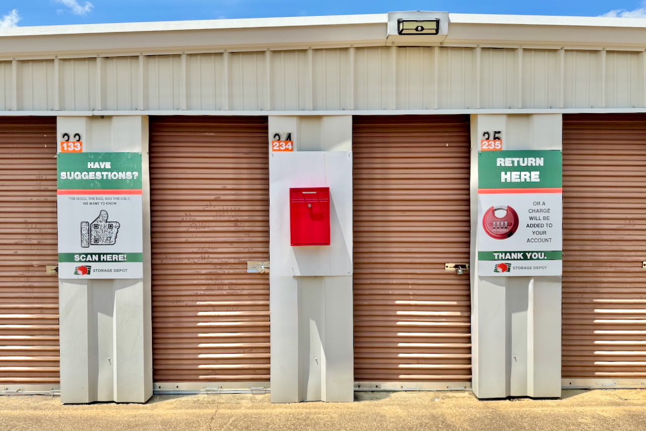 Outdoor drive-up self-storage in Louisiana 71052, featuring security fence and month-to-month options for business use