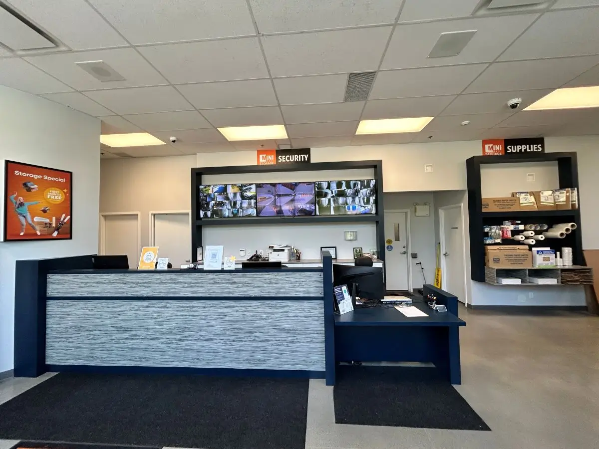 Image intérieure du bureau de l’entrepôt.