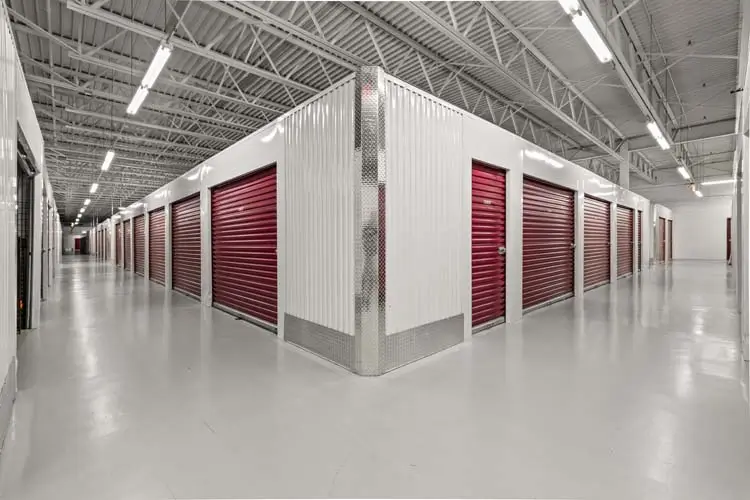 Une photographie grand angle de l’intérieur d’un entrepôt libre-service montrant les portes de plusieurs unités d’entreposage.