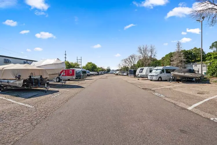 Une photographie de l’entreposage de véhicules du Mini Mall Storage Facility.