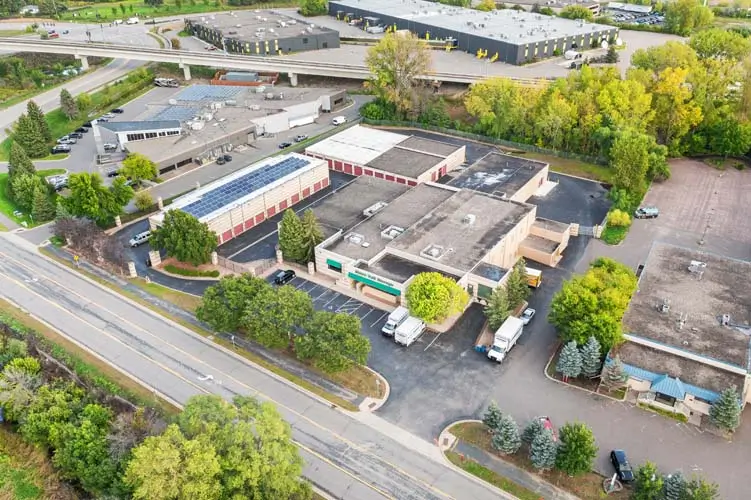Photographie aérienne du bâtiment d’entreposage du mini centre commercial Eden Prairie.