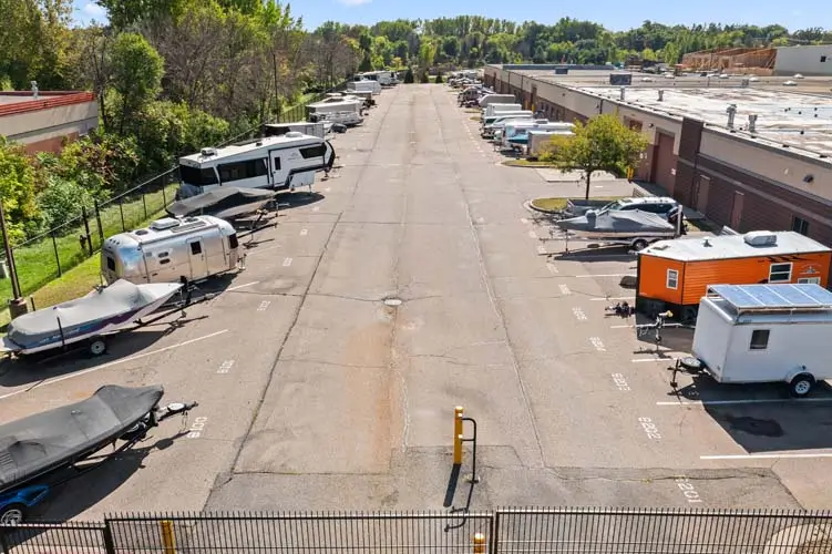 Une photographie aérienne de l’entrepôt de véhicules à Orono Mini Mall Storage.